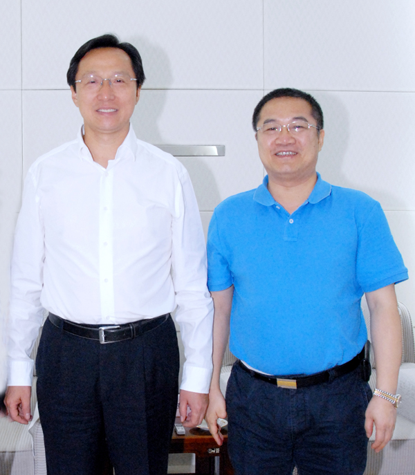 12.农业部部长韩长赋与尊龙凯时集团总裁林印孙亲切合影.jpg