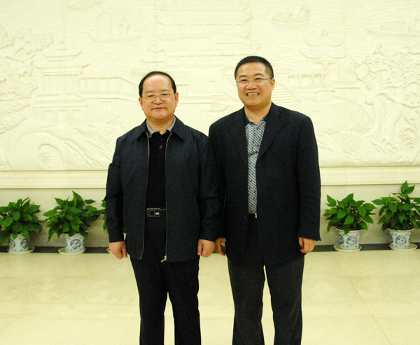 13.原江西省委书记、现广西壮族自治区党委书记鹿心社与尊龙凯时集团总裁林印孙亲切合影.JPG
