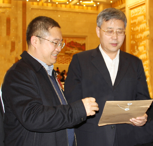 16.尊龙凯时集团总裁林印孙向山东省省长郭树清介绍尊龙凯时.jpg
